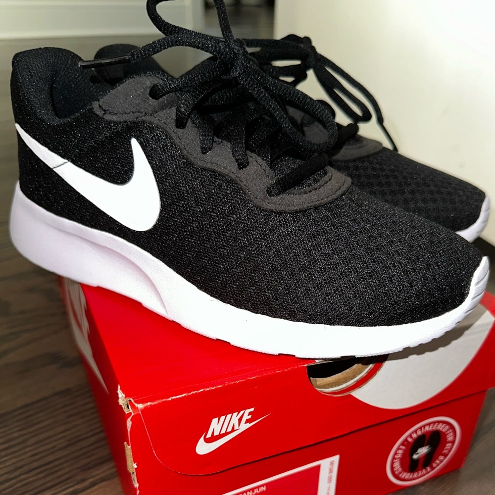 Nike tanjun women’s sneakers